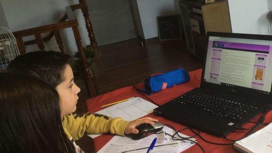 Alumnos gallegos siguen una clase virtual en estos días de confinamiento.