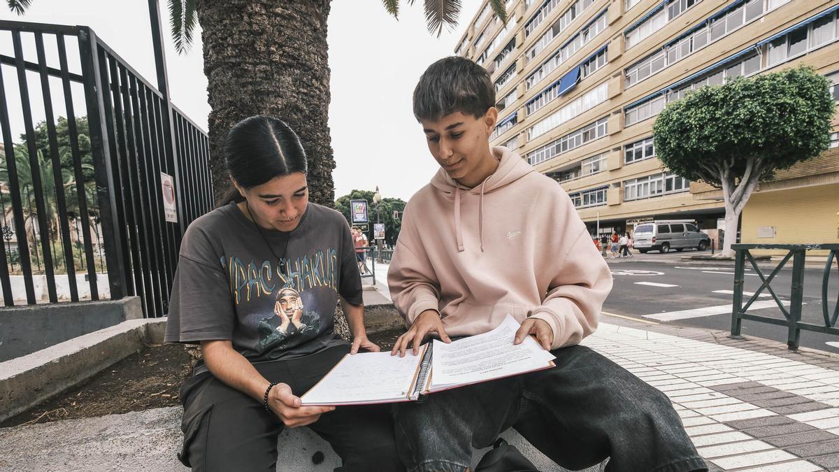 Estudiantes repasando el temario de la PAU 2026 en Las Palmas de Gran Canaria