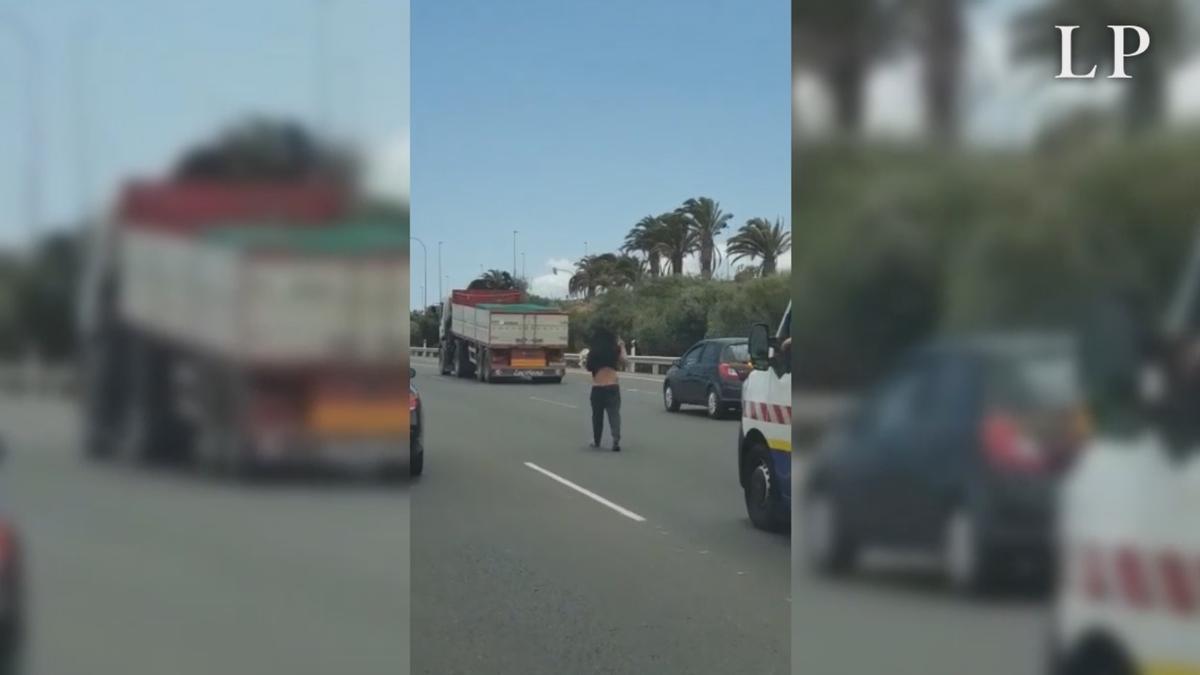 Un hombre camina por la autopista GC-1