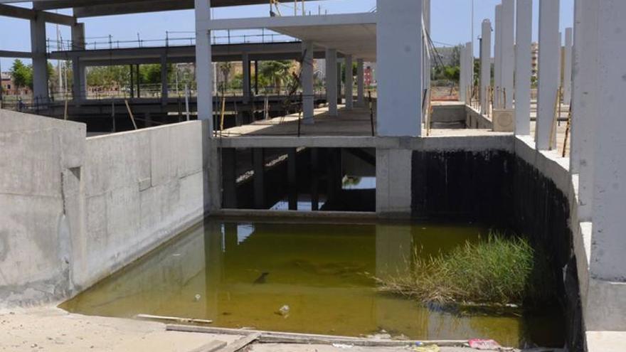 Moncofa vacía el agua estancada seis años en la piscina cubierta