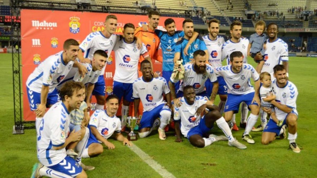 El Tenerife celebra una victoria veraniega contra Las Palmas en la extinta Copa Mahou.