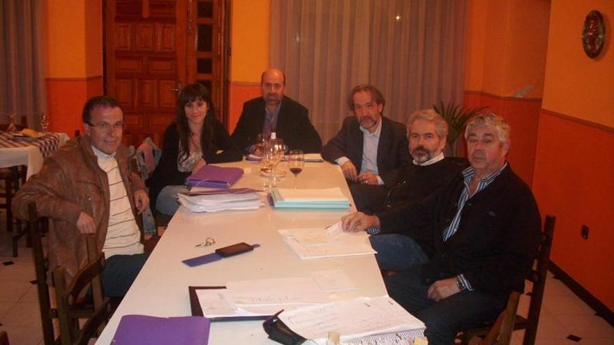 Los miembros del jurado, tras fallar el premio "Alberto Vega" de poesía.