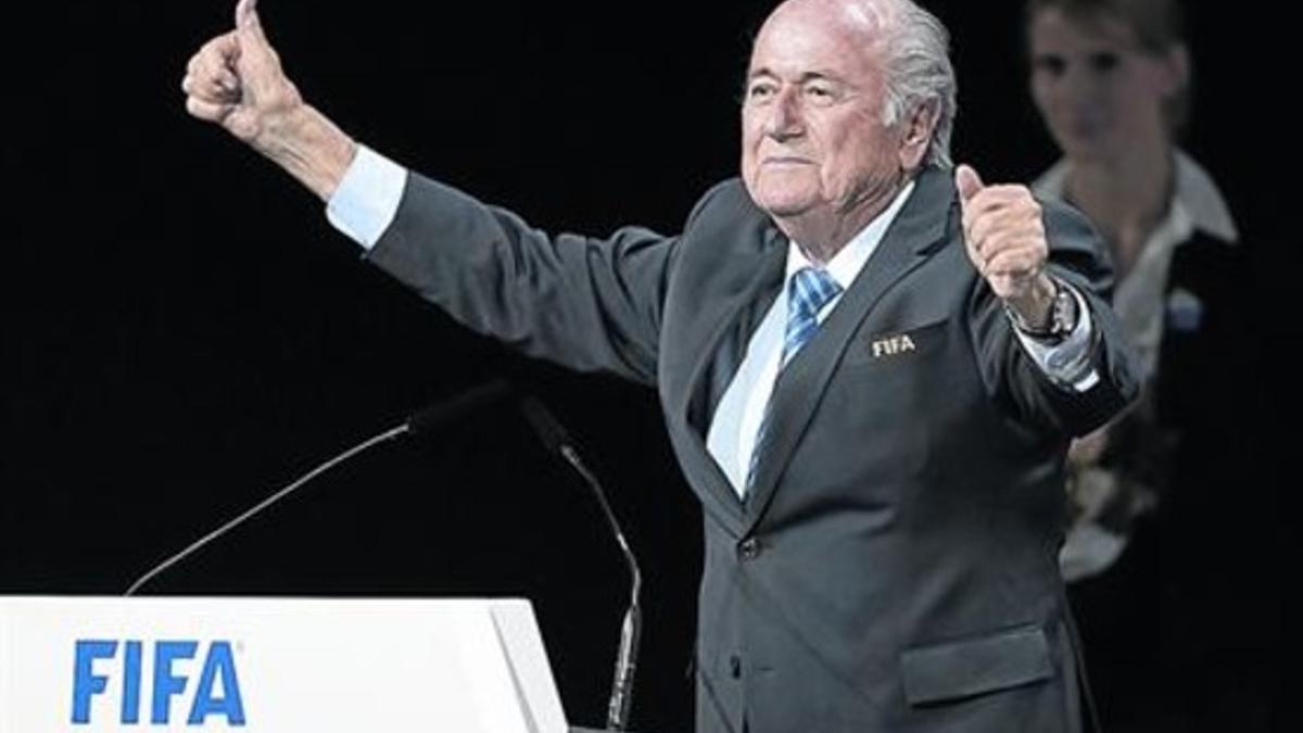 Blatter celebra su victoria ayer en la sede de la FIFA en Zúrich.