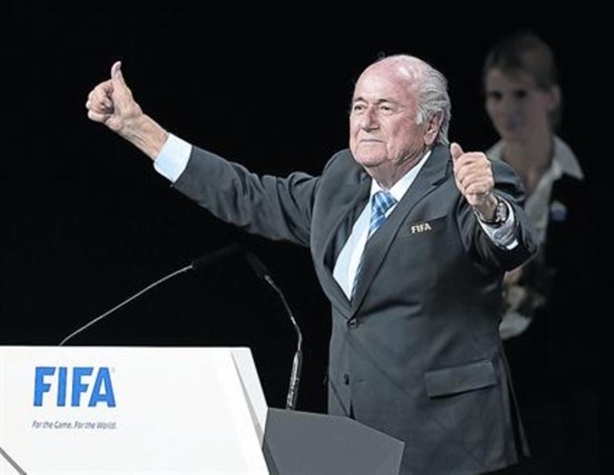 Blatter celebra la seva victòria ahir a la seu de la FIFA a Zuric.