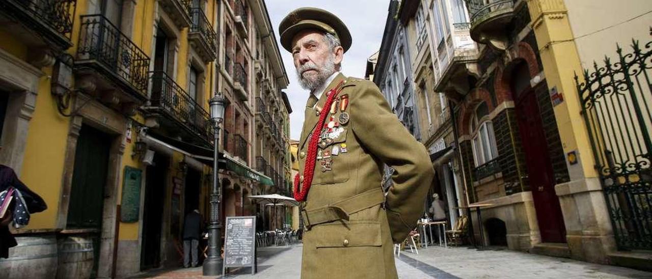 El teniente coronel Tirovidrio, alter ego carnavalero de José María Herrero, mira con gesto adusto en la calle de la Estación.