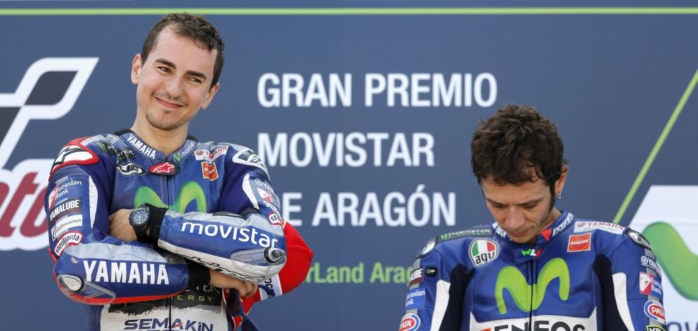 La relación de Lorenzo con Valentino Rossi en Yamaha dejó momentos tensos, aunque el respeto y la admiración eran mutuas. La relación de Rossi con Lorenzo fue mucho mejor que la del italiano con Márquez.