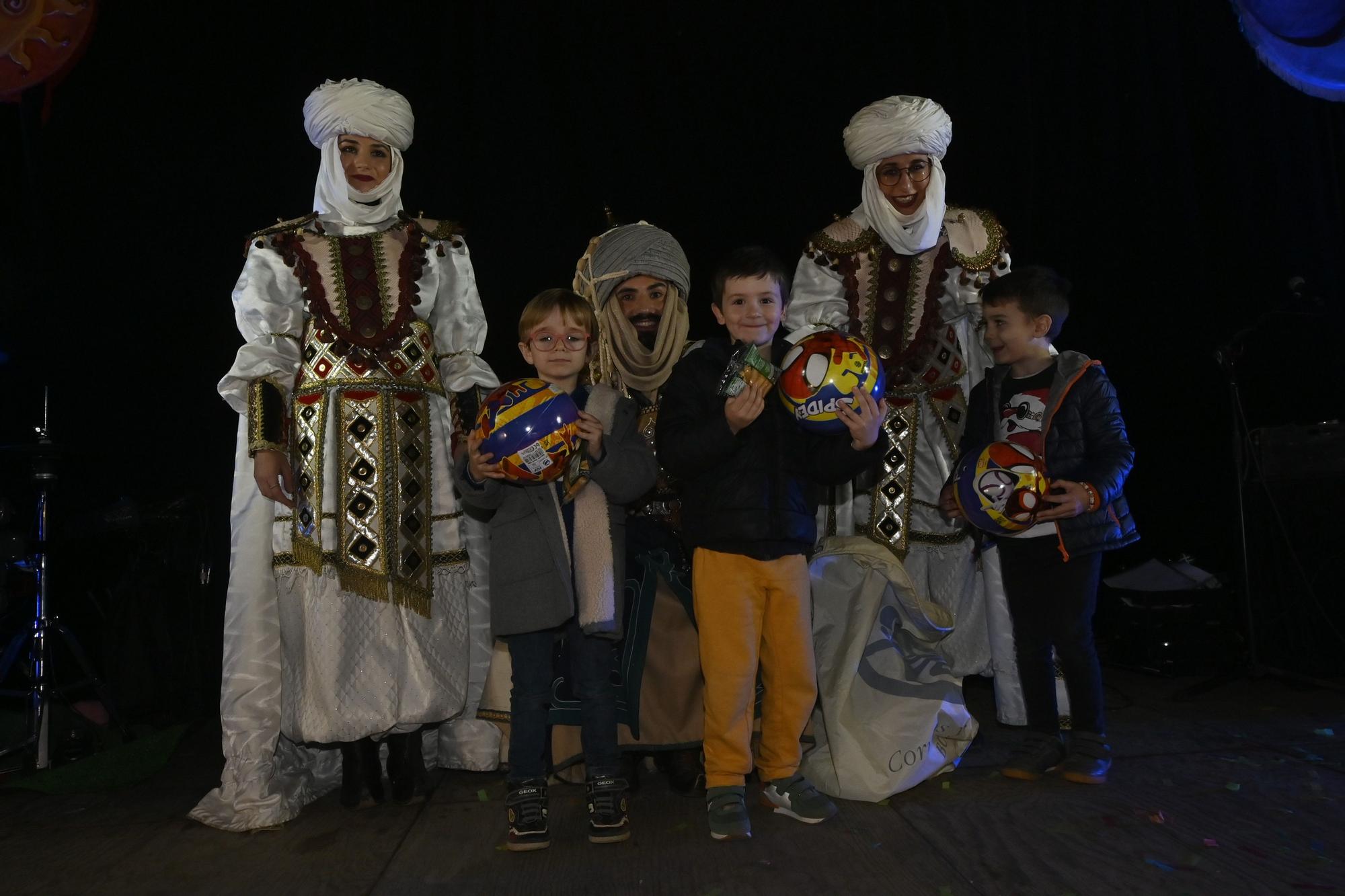 Los peques de Castelló entregan al Cartero Real las misivas con sus deseos. Encuentra tu foto.