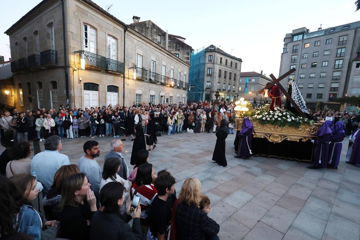El paso, custodiado por la Cofradía de Nuestra Madre del Mayor Dolor, en la procesión.