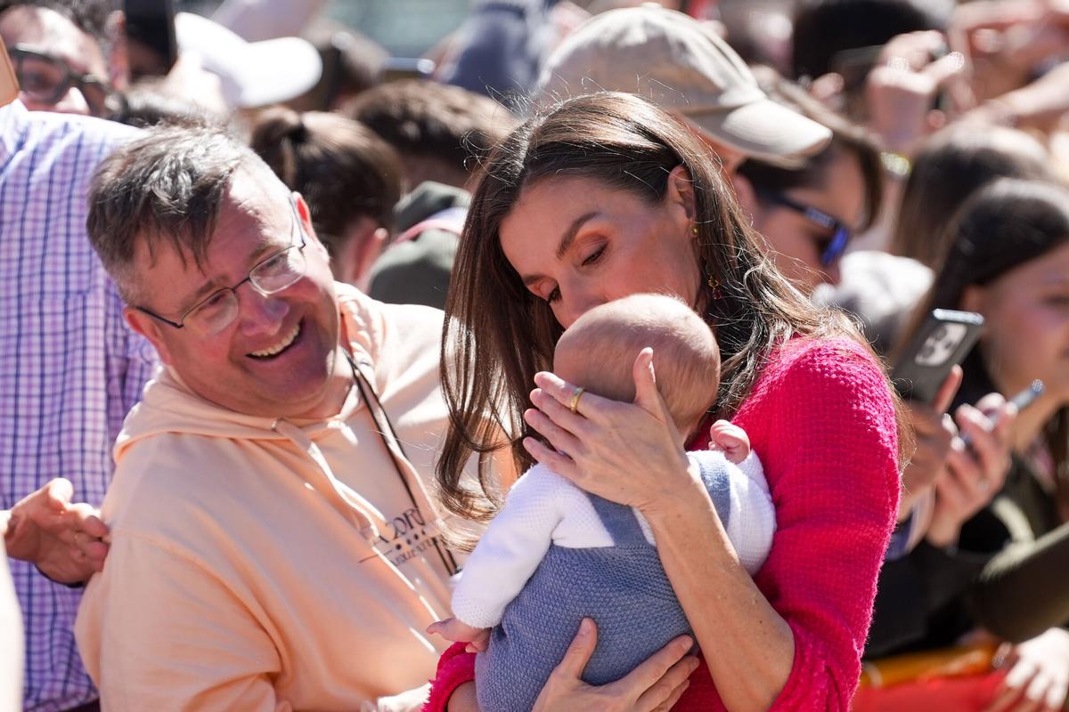 Miles de personas reciben a los Reyes en Jaén para celebrar los 1.200 años de capitalidad Miles de personas reciben a los Reyes en Jaén para celebrar los 1.200 años de capitalidad