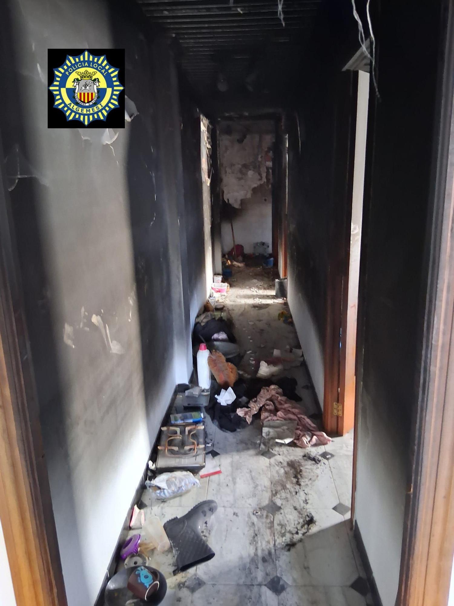 Vista del interior de la vivienda de la calle Sant Josep de Calassanç tras el incendio.