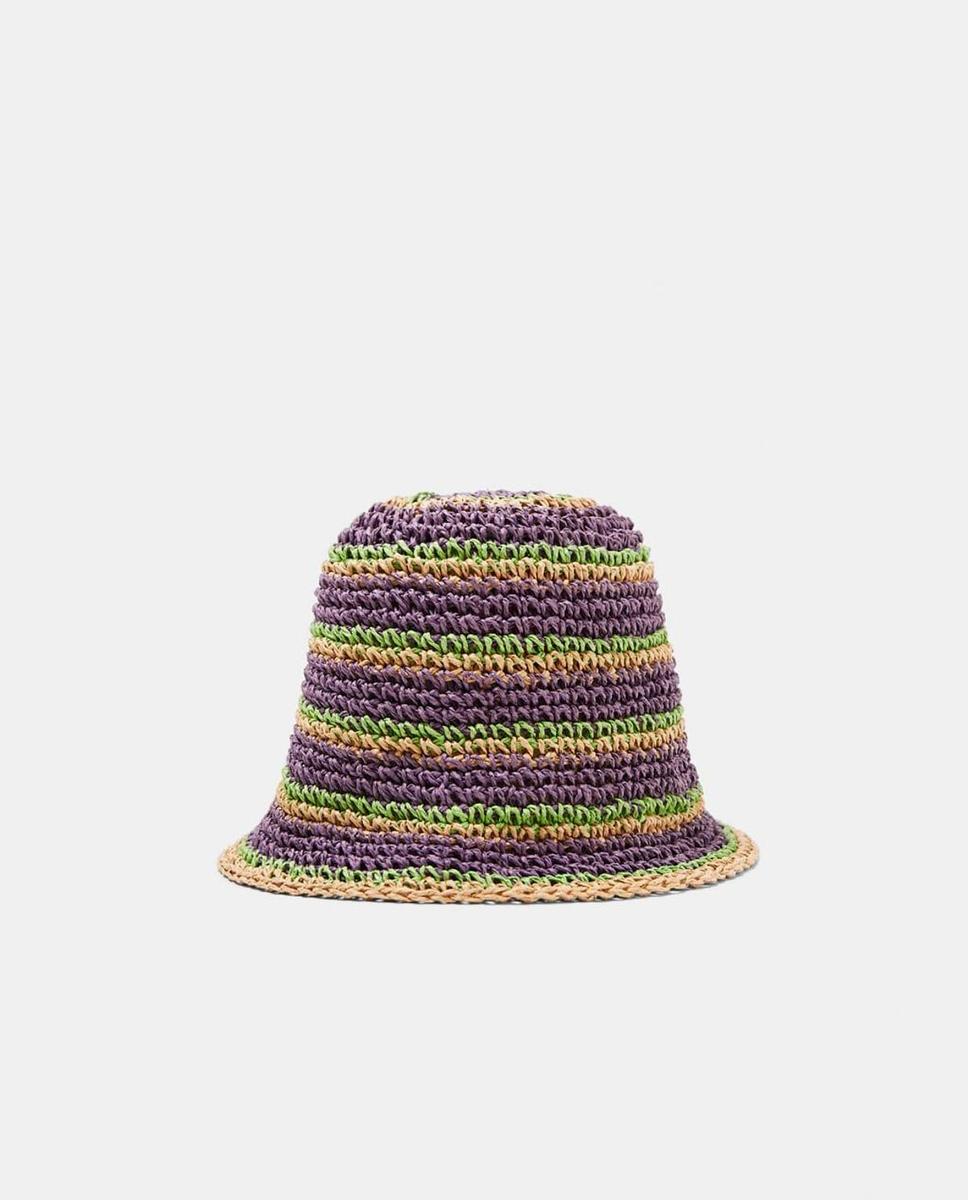 Gorro crochet multicolor de Zara. (Precio: 17, 95 euros)