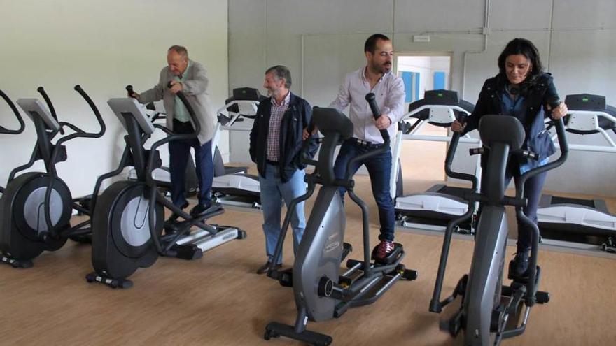 Por la izquierda, Juan Camino, José Manuel Miranda, Ángel García &quot;Cepi&quot; y Beatriz Polledo, probando, ayer, las máquinas del nuevo polideportivo de la Pola.