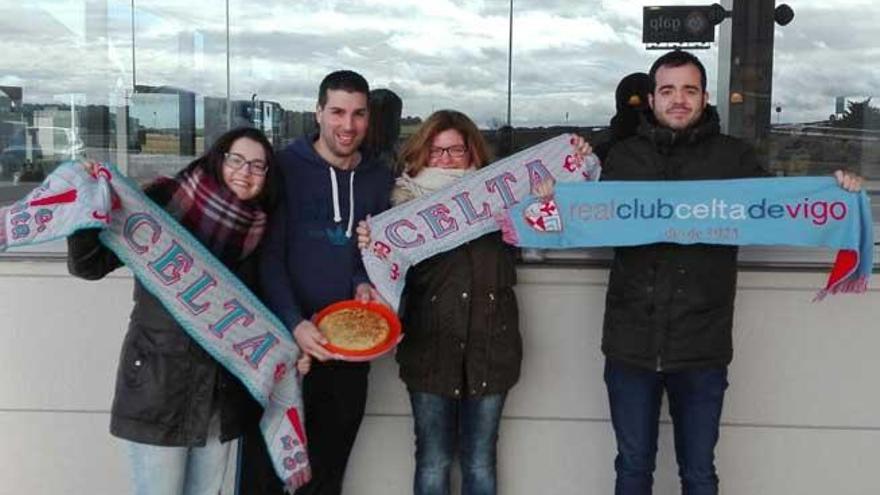 Un grupo de aficionados camino de Madrid para apoyar al Celta en el Bernabéu. // Bea Barros