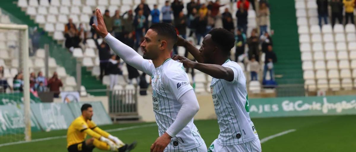 Kike Márquez, junto a Diarra, en la celebración de su gol ante la Cultural.