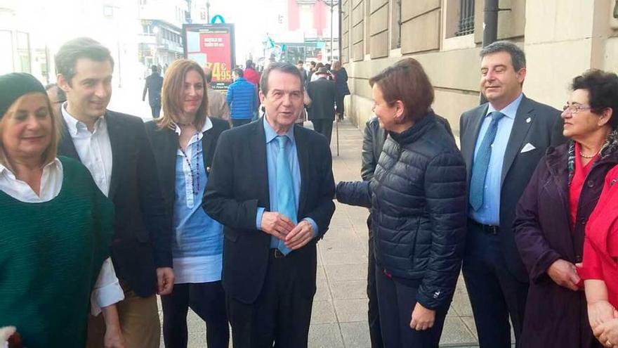 Abel Caballero visitó ayer Gijón para asistir a un concierto en el que participó la coral de Vigo &quot;Matamá&quot; y luego fue a ver el partido entre
el Sporting y el Celta. La visita le permitió conocer a la alcaldesa de Gijón, Carmen Moriyón, que lo saluda en la fotografía, junto al Centro de Cultura Antiguo Instituto.