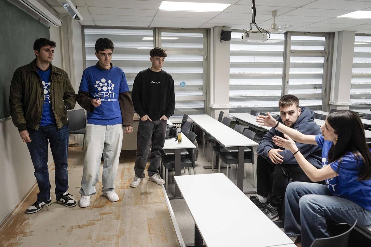 Un dels equips debatent com desenvolupar el projecte