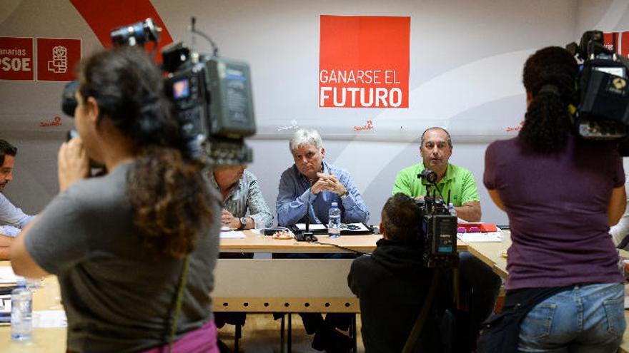 El secretario regional del PSOE; José Miguel Pérez, junto al senador y secretario de Organización, Julio Cruz.