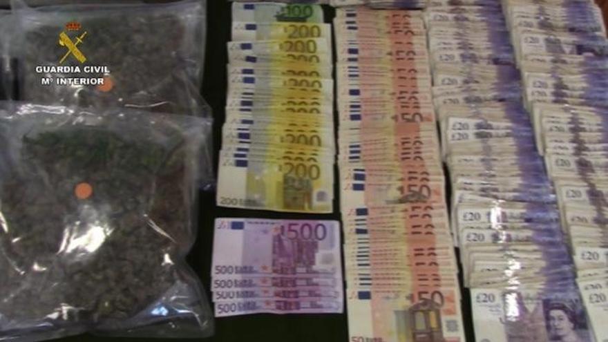 Parte de la marihuana y dinero intervenido en la operación.