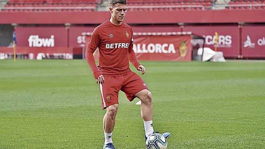 Leonardo Koutris realiza su primer entrenamiento con el Mallorca