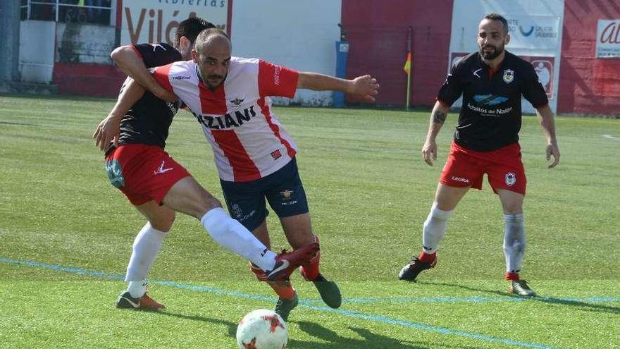 Iván Pérez durante el partido contra el Langreo en el campo de O Morrazo. // Gonzalo Núñez