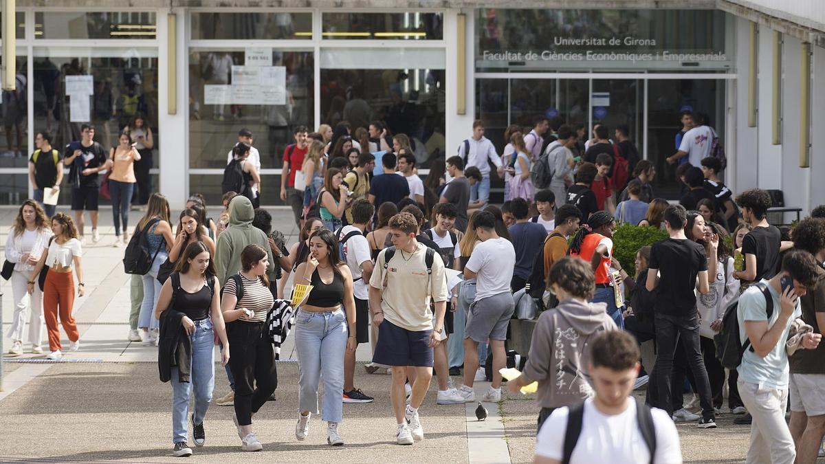 Imatge d’arxiu d’estudiants a l’exterior de la Facultat d’Econòmiques i Empresarials.