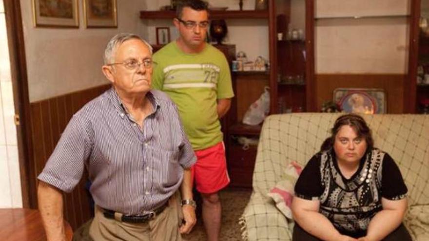 La familia Granero en su casa de Callosa de Segura, sobre la que pesa una orden de desalojo.