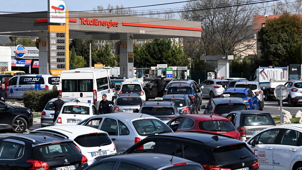 Cola en el acceso a una gasolinera afectada por la huelga en Marsella, en el sur de Francia.