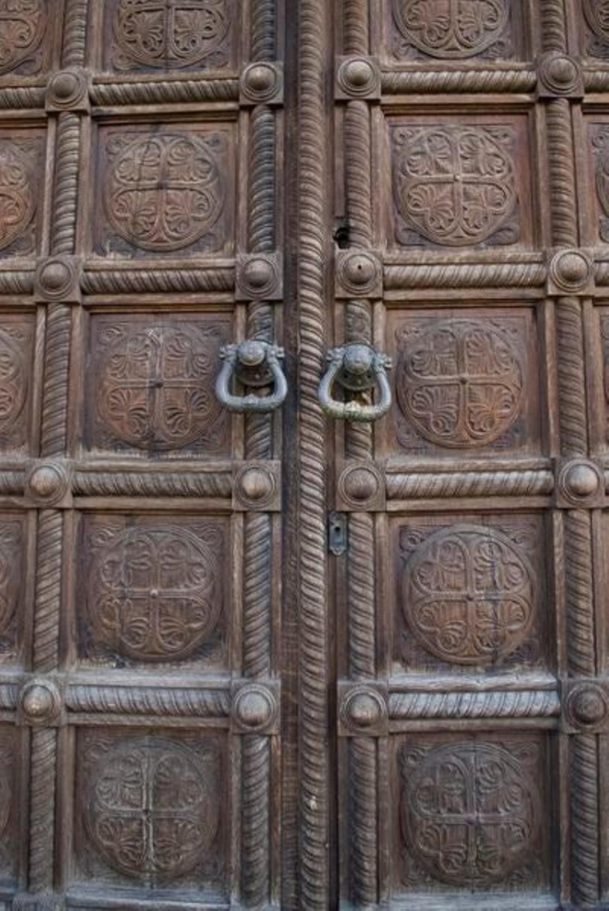 Detalles de las puertas de la Iglesia Rusa.