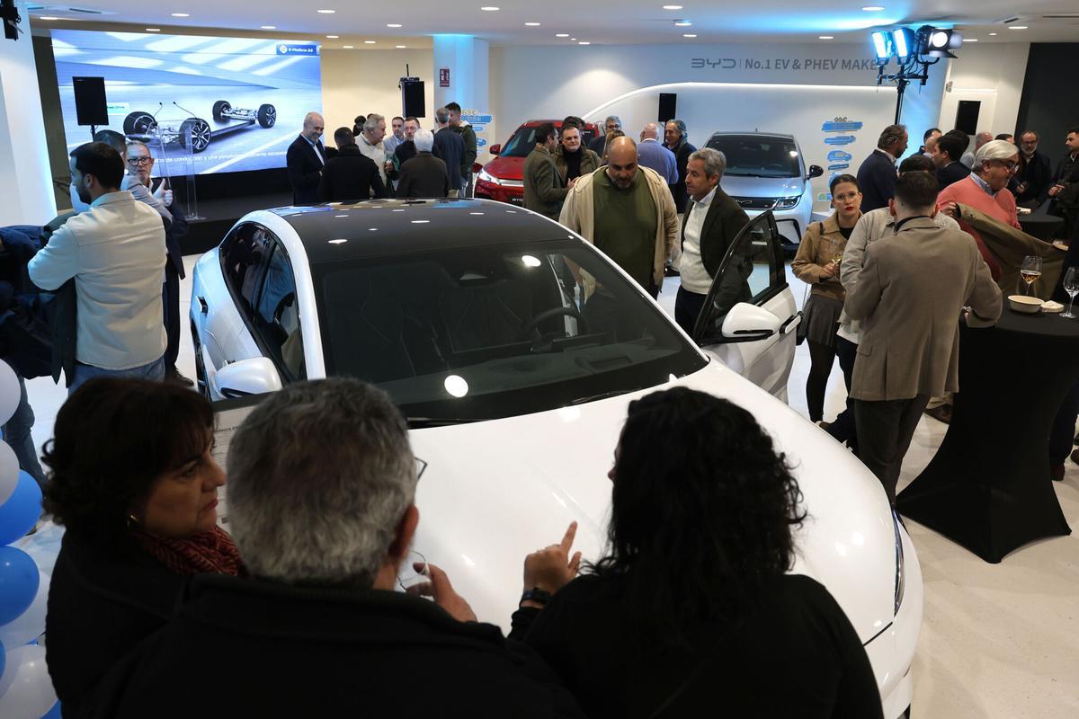 Vigo. Alberto de Aza director de BYD para España en la inauguración del concesionario en Vigo