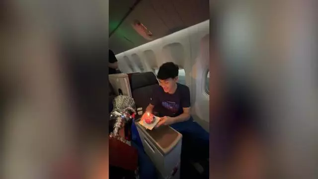 Dro celebró su cumpleaños... ¡Festejando la Supercopa en el avión!