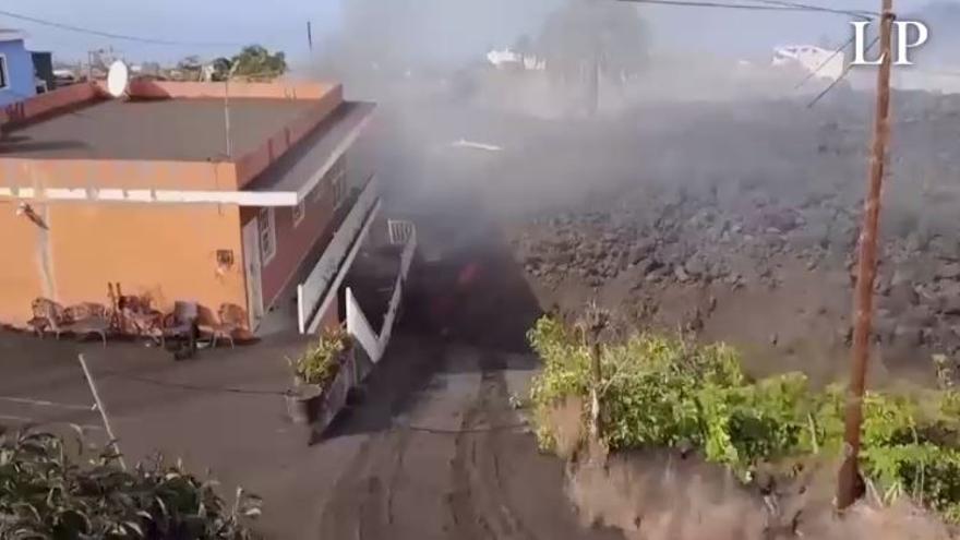 La lava sigue arrasando con edificaciones en La Palma