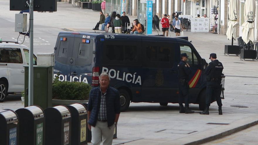 Agentes de la Policía Nacional junto a Porta de Aires.