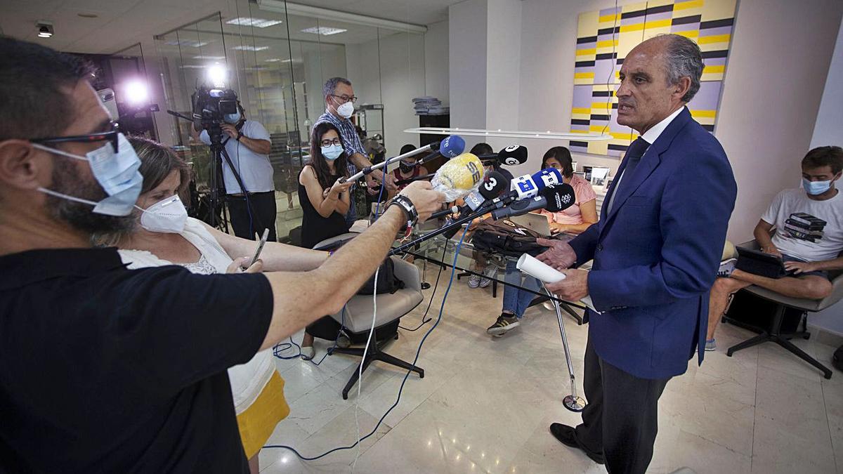 Francisco Camps se hace cargo de los medios luego de que el juez ordene el expediente sobre el caso del Papa.  |  DANIEL TORTAJADA Francisco Camps se hace cargo de los medios luego de que el juez ordene el expediente sobre el caso del Papa.  |  DANIEL TORTAJADA