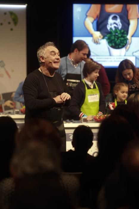 Ferran Adrià cocinando con varias familias en el centro Niemeyer de Avilés