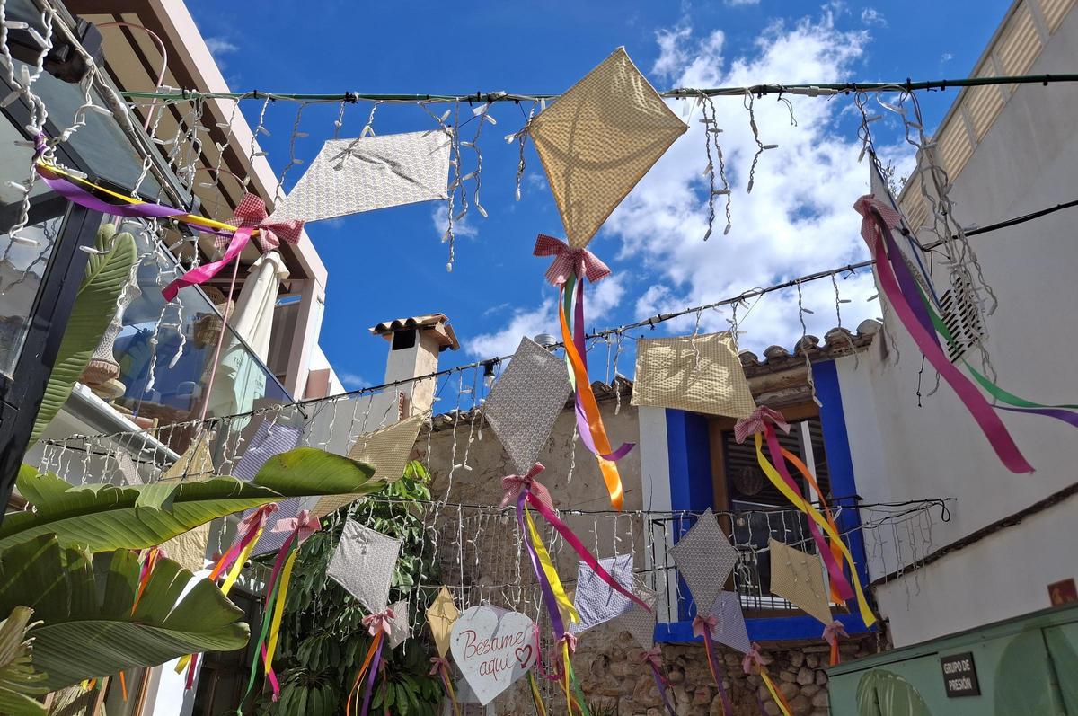 Las cometas que decoran el mercado cultural y gastronómico de Dénia