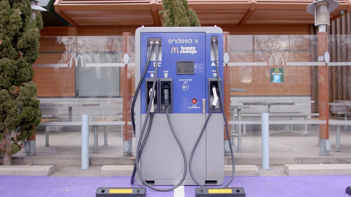 Cargador vehículo eléctrico McDonald's Endesa X en Alhaurín de la Torre.