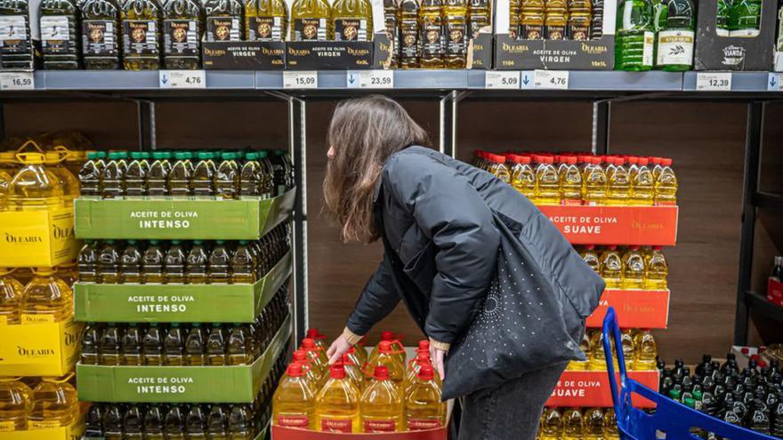 Las grandes cadenas lanzan nuevas ofertas para el aceite de oliva