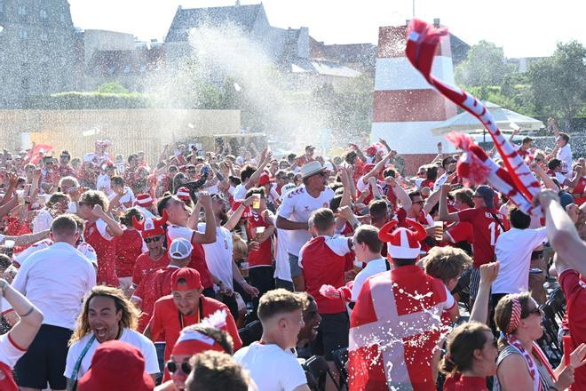 Aficionados fuera del campo antes del encuentro entre Dinamarca y Bélgica