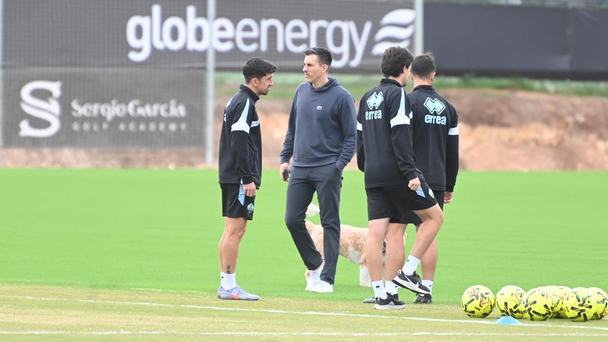 Voulgaris, con Pablo Hernández en la ciudad deportiva Globeenergy.