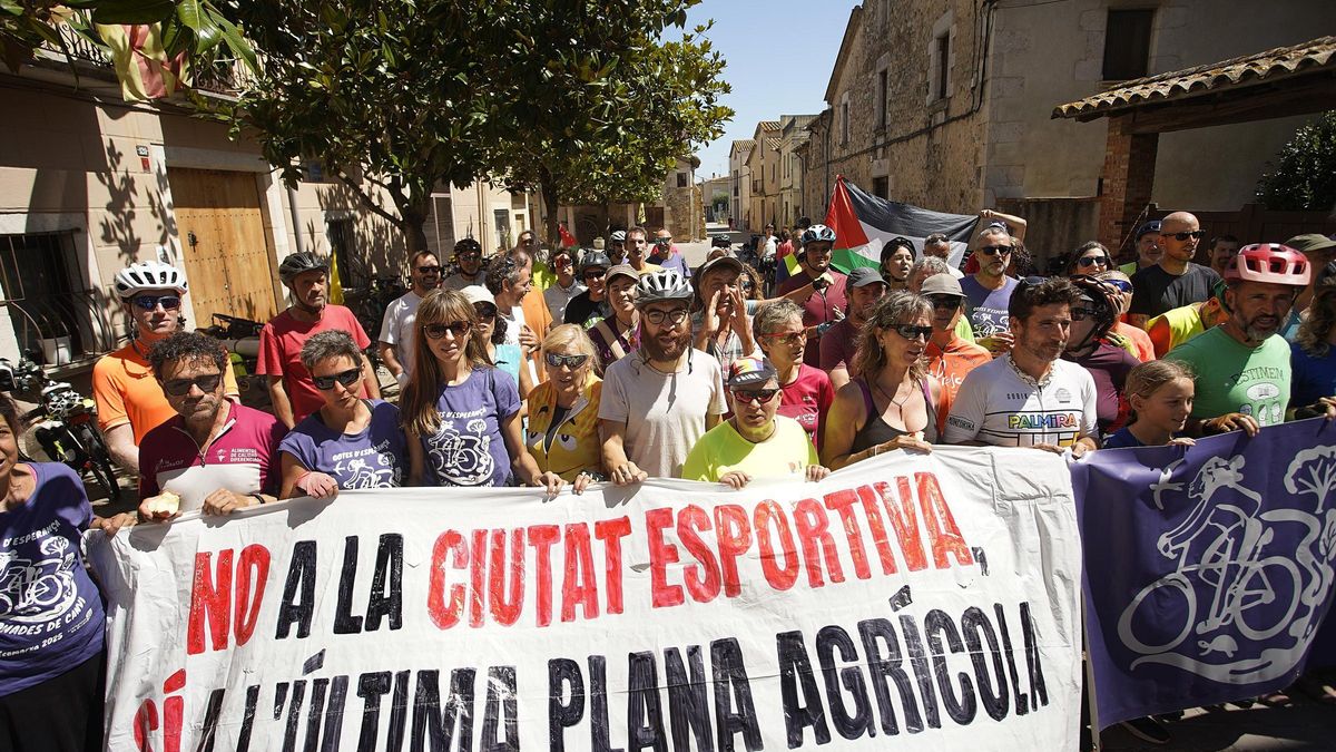 Més d'un centenar de persones protesta contra la ciutat esportiva del Girona a Vilablareix.
