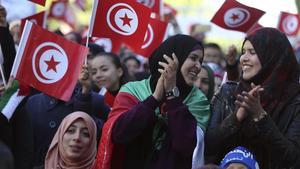 MOH01 TUNEZ (TUNEZ) 14 01 2016 - Varias mujeres ondean banderas nacionales durante la celebracion del quinto aniversario de la caida de la dictadura de Ben Ali  en la avenida Habib Bourguiba  en Tunez  hoy 14 de enero 2016  Tunez conmemora hoy el quinto aniversario de la caida de la dictadura inmerso en la tarea de mantener vivos los logros de  la revolucion del Jazmin   convertida un lustro despues en la excepcion de las fallidas  primaveras arabes   EFE Mohamed Messara