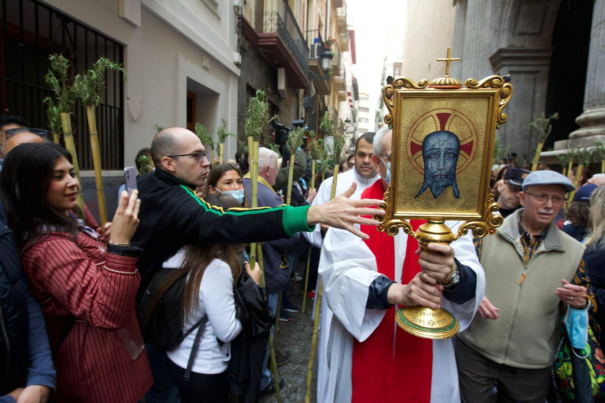 Miles de alicantinos acompañan a la Santa Faz en su peregrinación pese a la lluvia