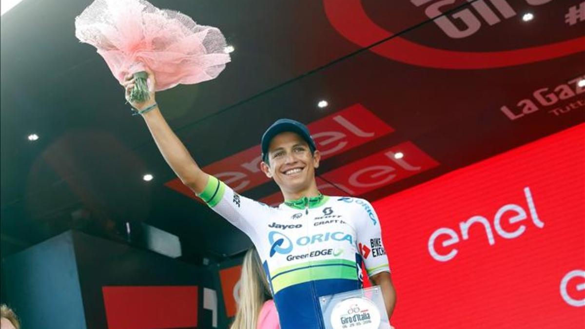 xortunocolombian cyclist johan esteban chaves of orica gr160816160424