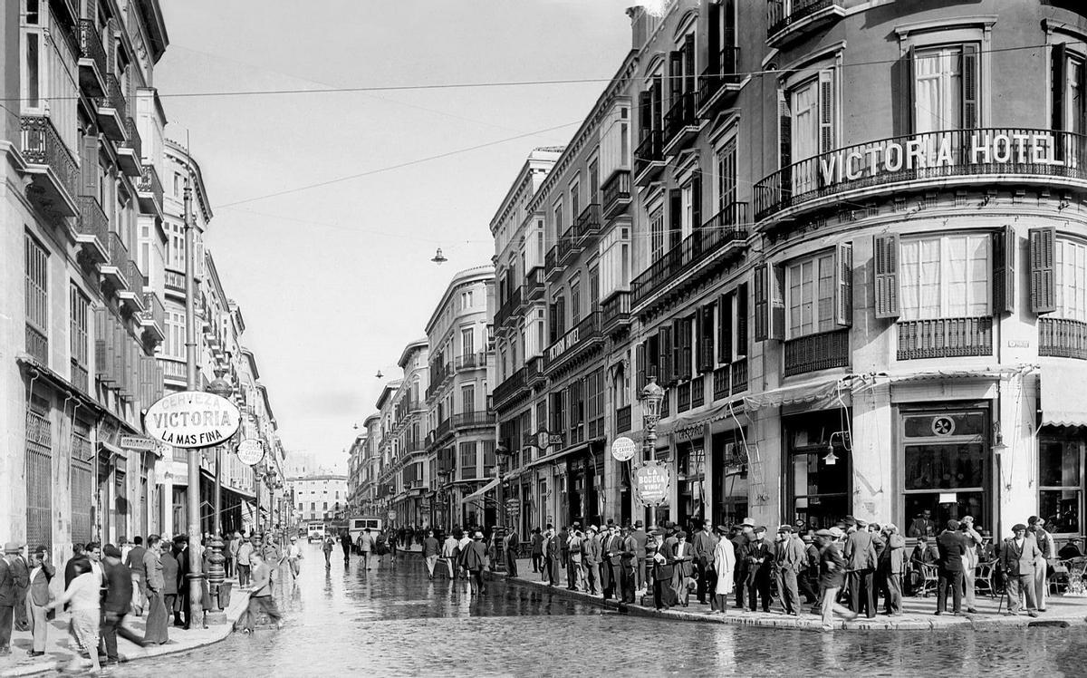 La calle 14 de abril, antes Marqués de Larios, durante la II República.