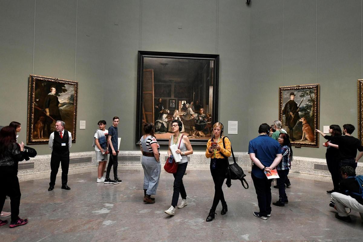 Varios visitantes del Museo del Prado en la sala donde se exhibe 'Las Meninas' de Velázquez.