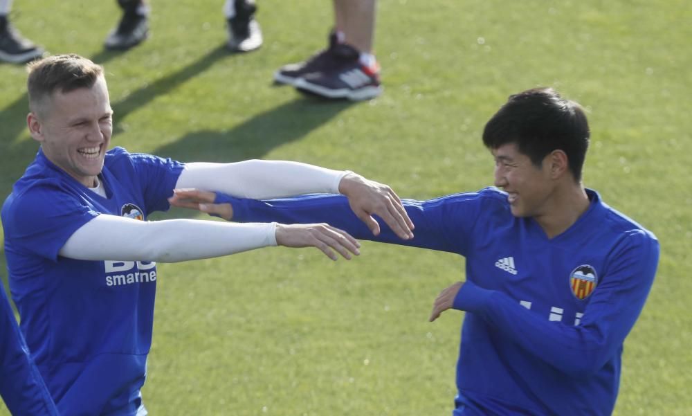 La plantilla felicita a Kang in Lee