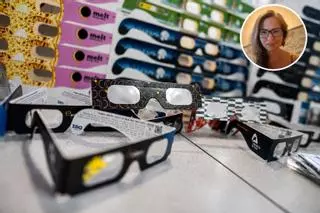 María Sánchez, ambientóloga, sobre dónde y cómo hay que tirar las gafas del eclipse solar: "La clave está en las lentes"