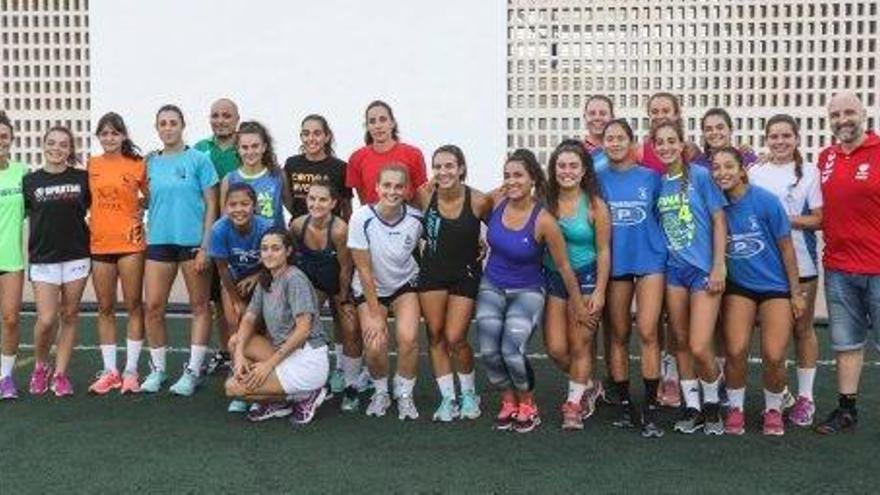 Jugadoras y técnicos que participaron ayer en la primera sesión preparatoria del equipo.