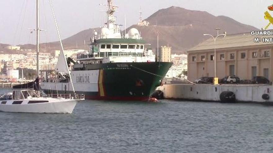 Captura d&#039;una imatge del vídeo de la Guàrdia Civil del veler interceptar a 40 milles al sud de Tenerife amb 725 quilos de cocaïna durant la seva arribada a port · Guàrdia Civil