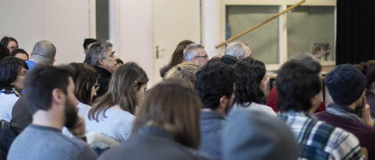 Trabajadores españoles asisten a una reunión informativa en Amsterdam.